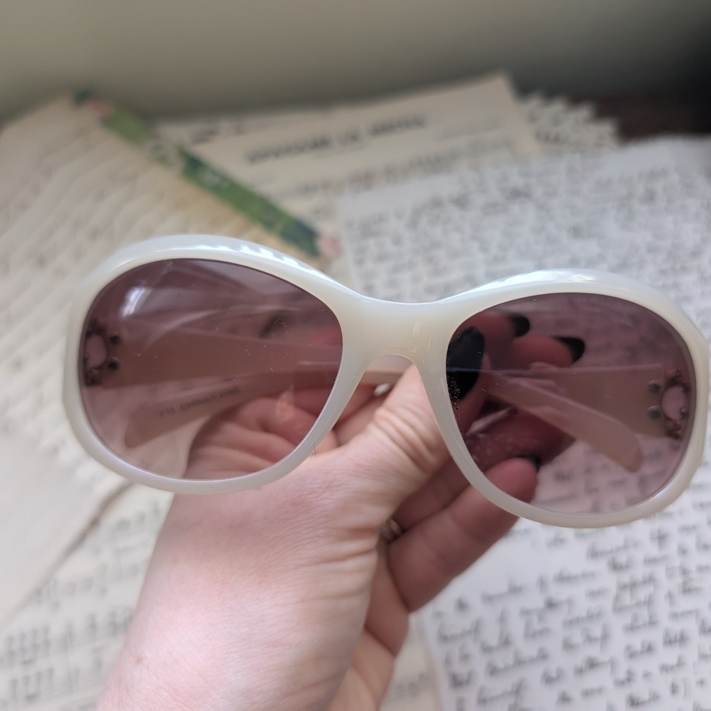 Retro Looking Chic Cream Sunglasses - Picture 7 of 9